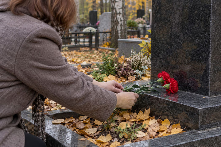 Красные_гвоздики_у_гранитной_могилы